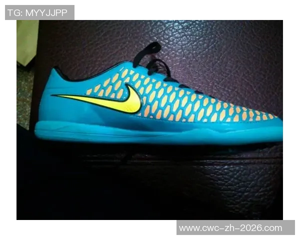 耐克帆布足球鞋的时尚与性能结合让你在球场上尽显风采