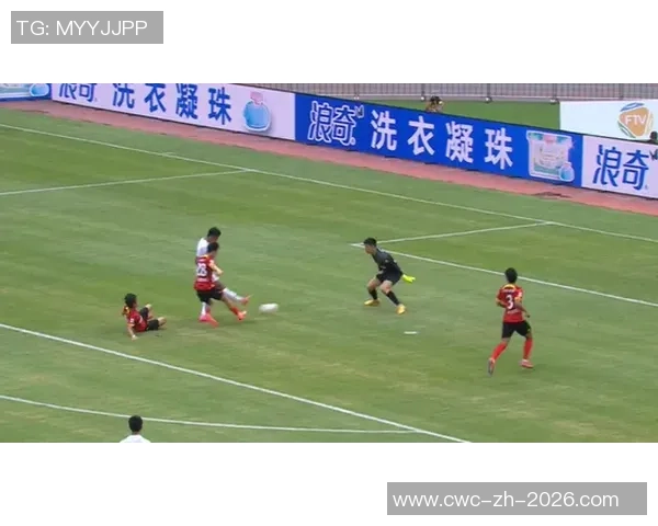 足球禁区内的犯规判罚规则解析与球员应对策略探讨